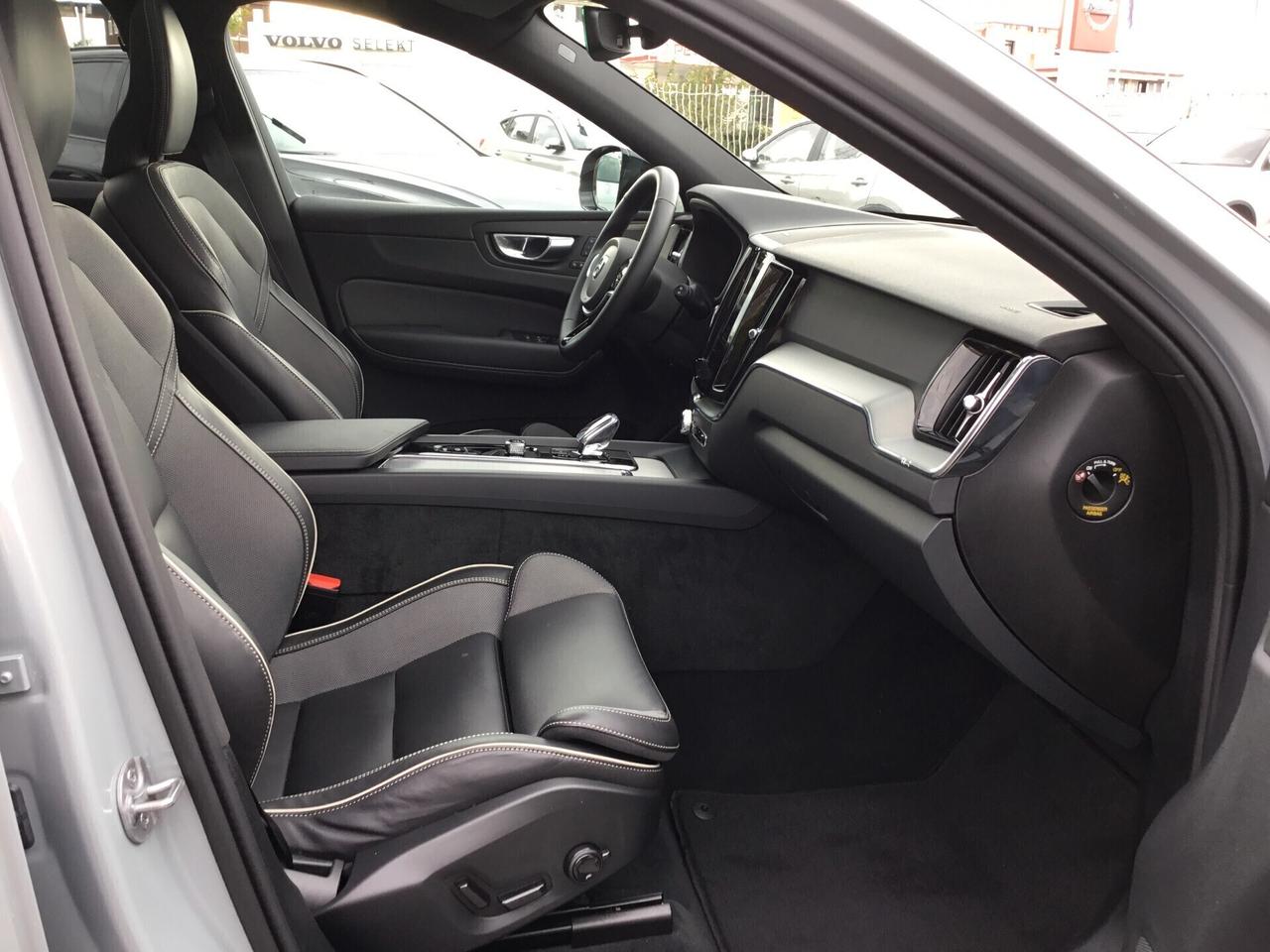 Volvo XC60 T6 Plug-in hybrid AWD automatico Plus Dark