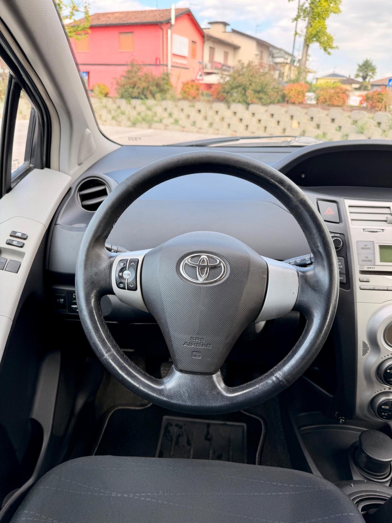 Toyota Yaris 1.3 5 p NAVI 2A SERIE