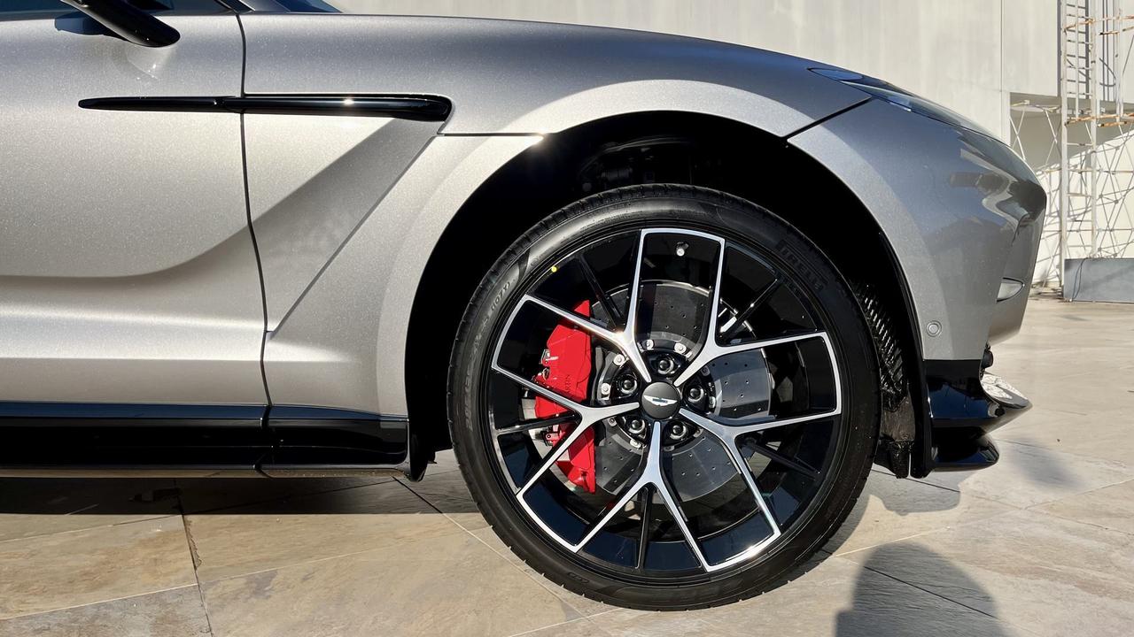 ASTON MARTIN DBX707 4.0