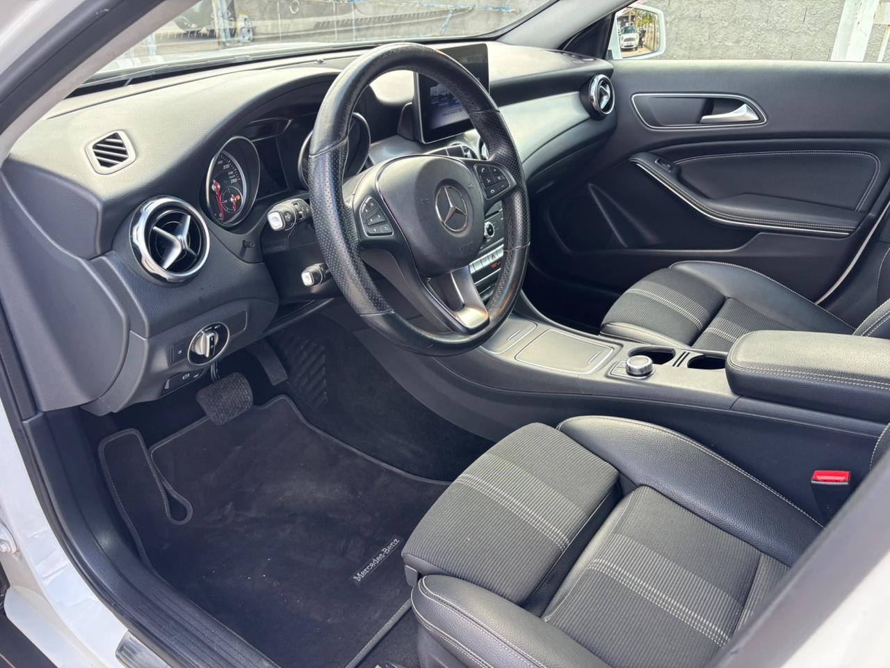 MERCEDES GLA 180 PREMIUM AUTOMATIC BENZINA FULL