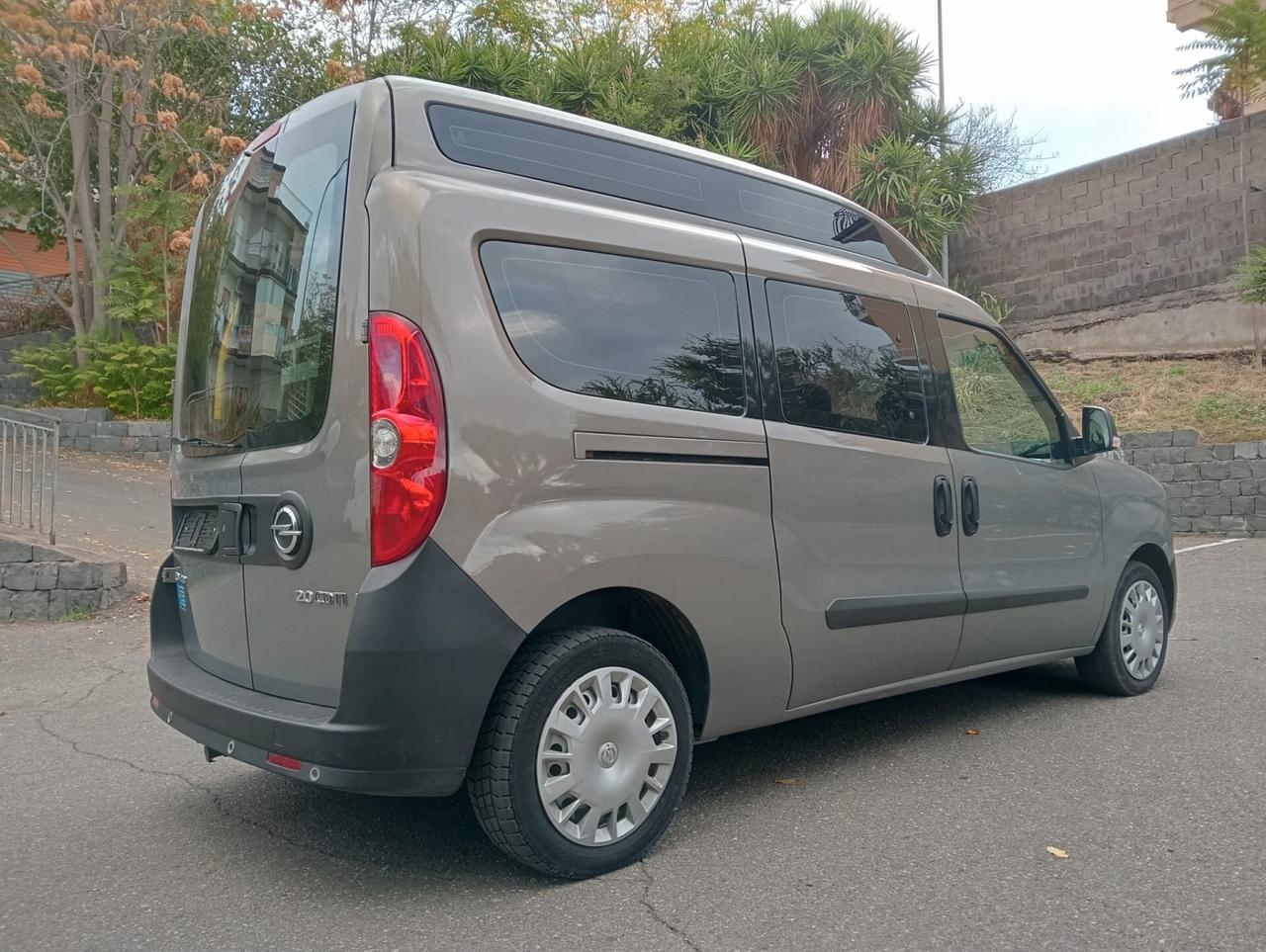 Opel Combo sollevatore elettrico trasporto disabili