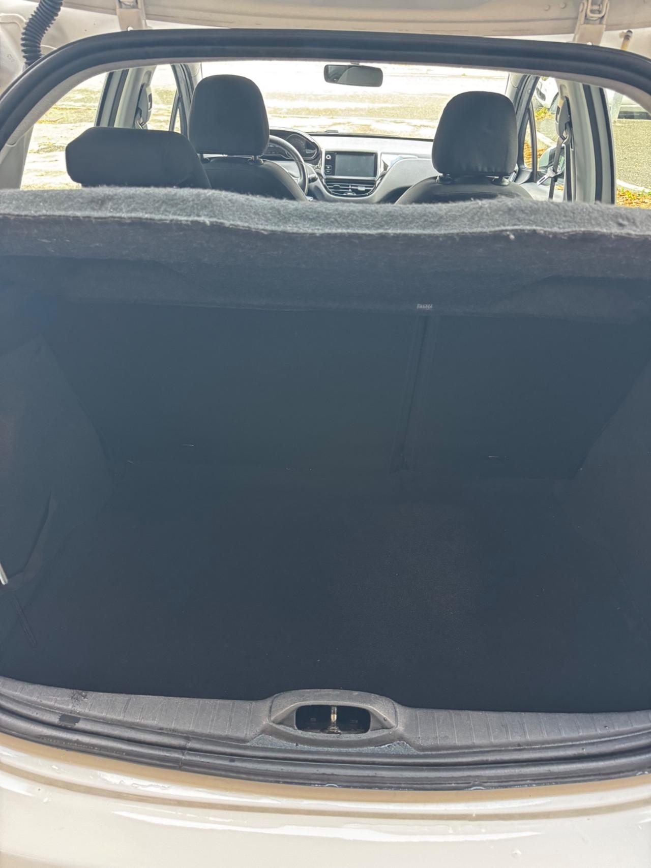 Peugeot 208 1.4 HDi 68 CV 5 porte Neopatentati