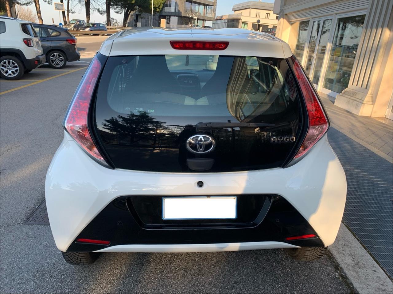 Toyota Aygo 1.0 VVT-i 69 CV 5 porte x-play MMT