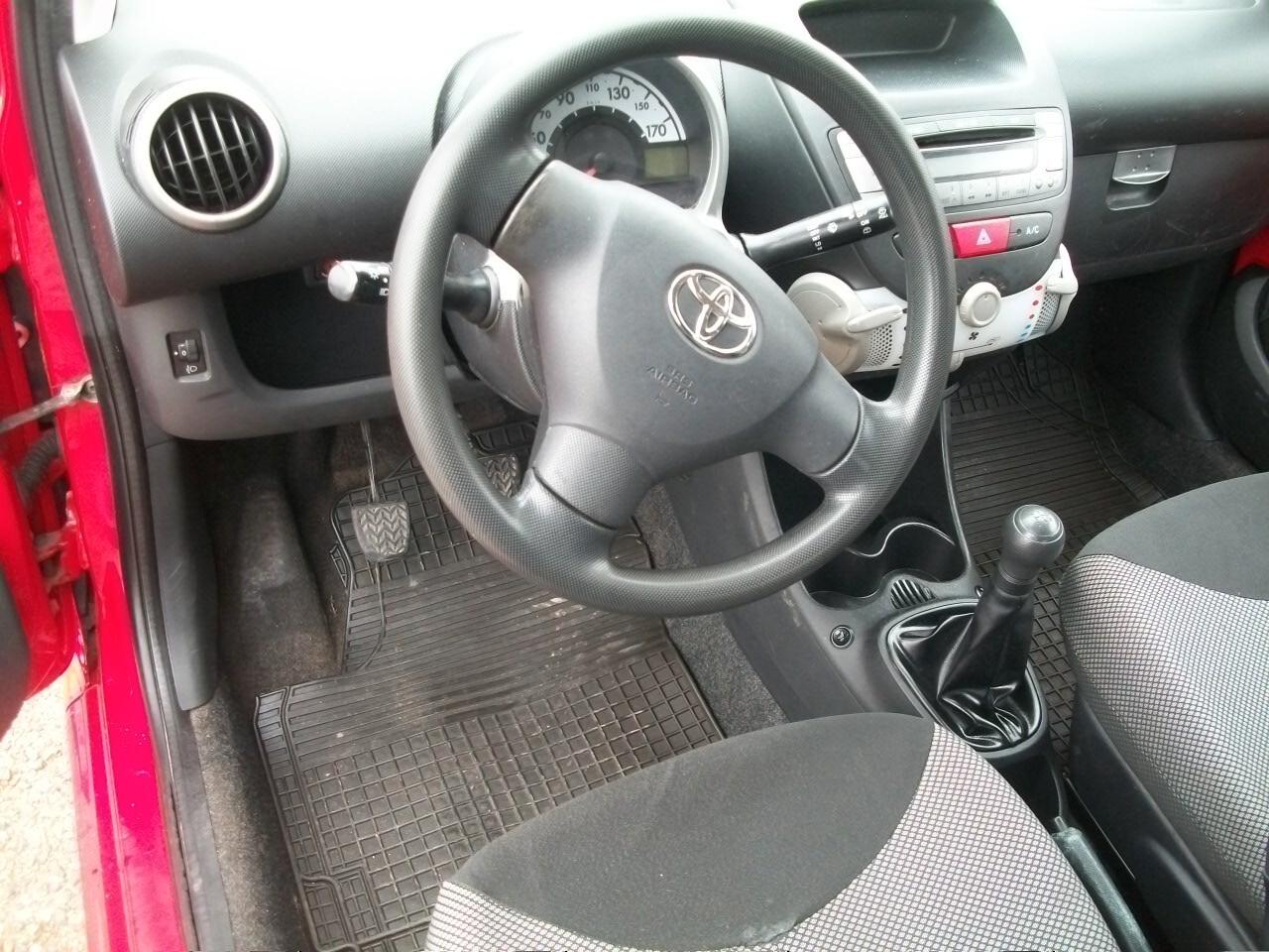 Toyota Aygo 1.0 12V VVT-i 5 porte Lounge CC 998 BENZINA IMMAT 30/06/2012 05 PORTE SI NUOVI PATENTATTI GARANZIA UN ANNO