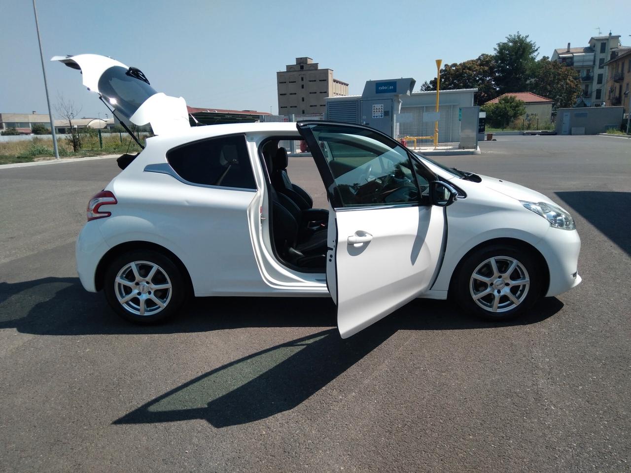 Peugeot 208 1.6 e-HDi 115 CV Stop&Start 3 porte Allure 6marce