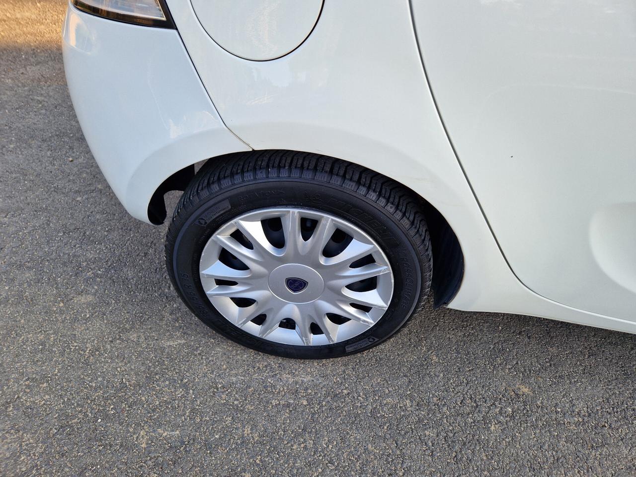 Lancia Ypsilon 1.2 69 CV 5 porte S&S Silver