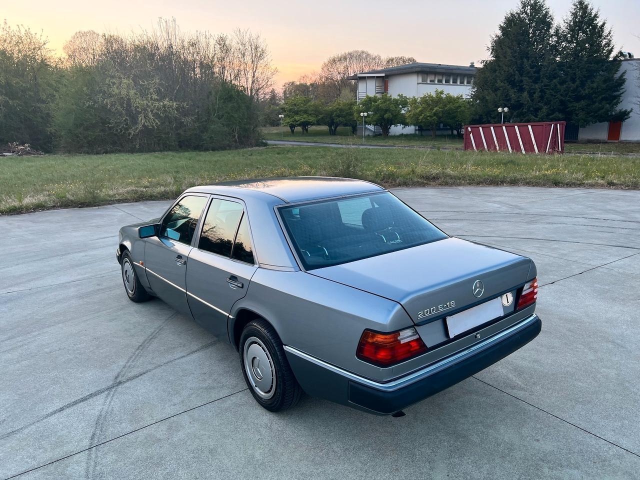 MERCEDES-BENZ E 200