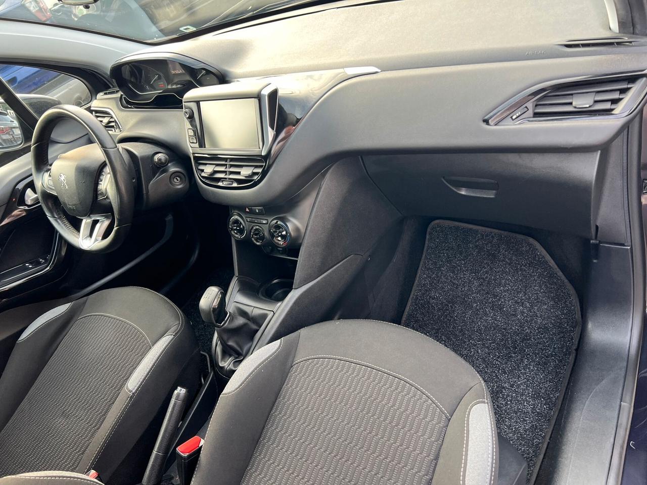 Peugeot 208 2015 5p 1.2 puretech Allure 82cv*82000km*OK NEOPAT