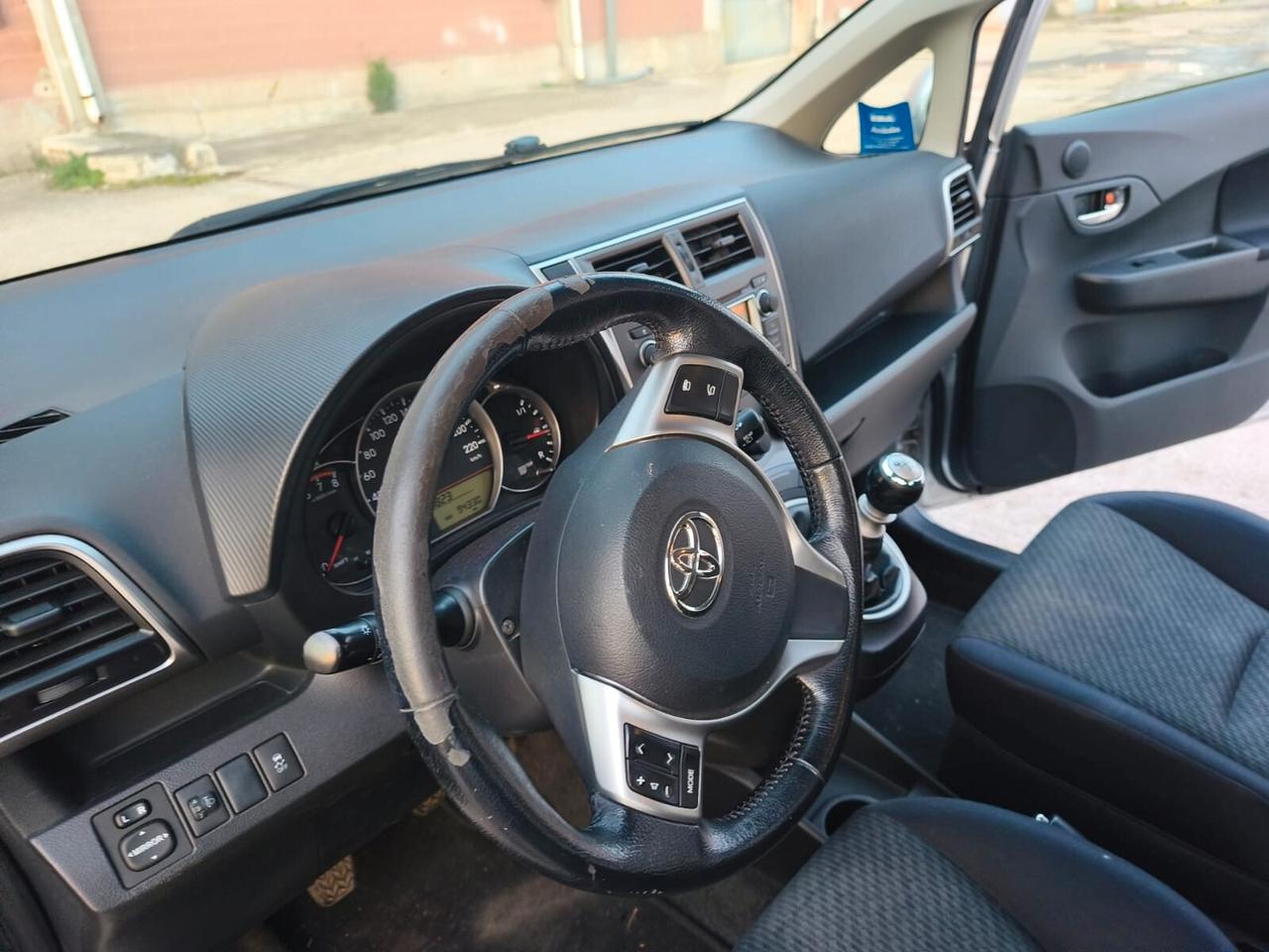 Toyota Verso-S 2011---1.3 Benzina Neopatentati