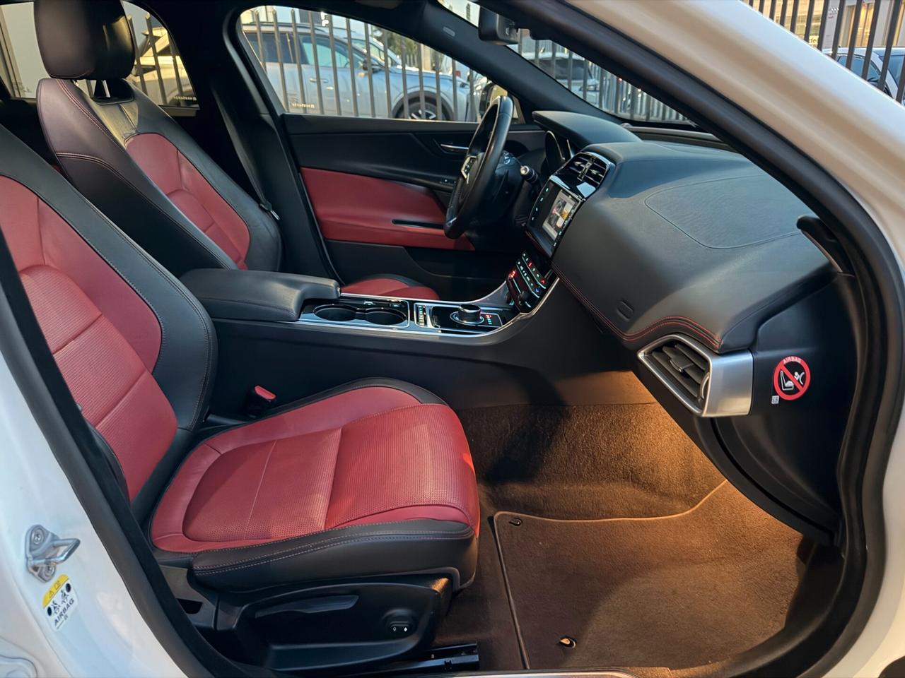 Jaguar XE 2.0 D Turbo R-Sport