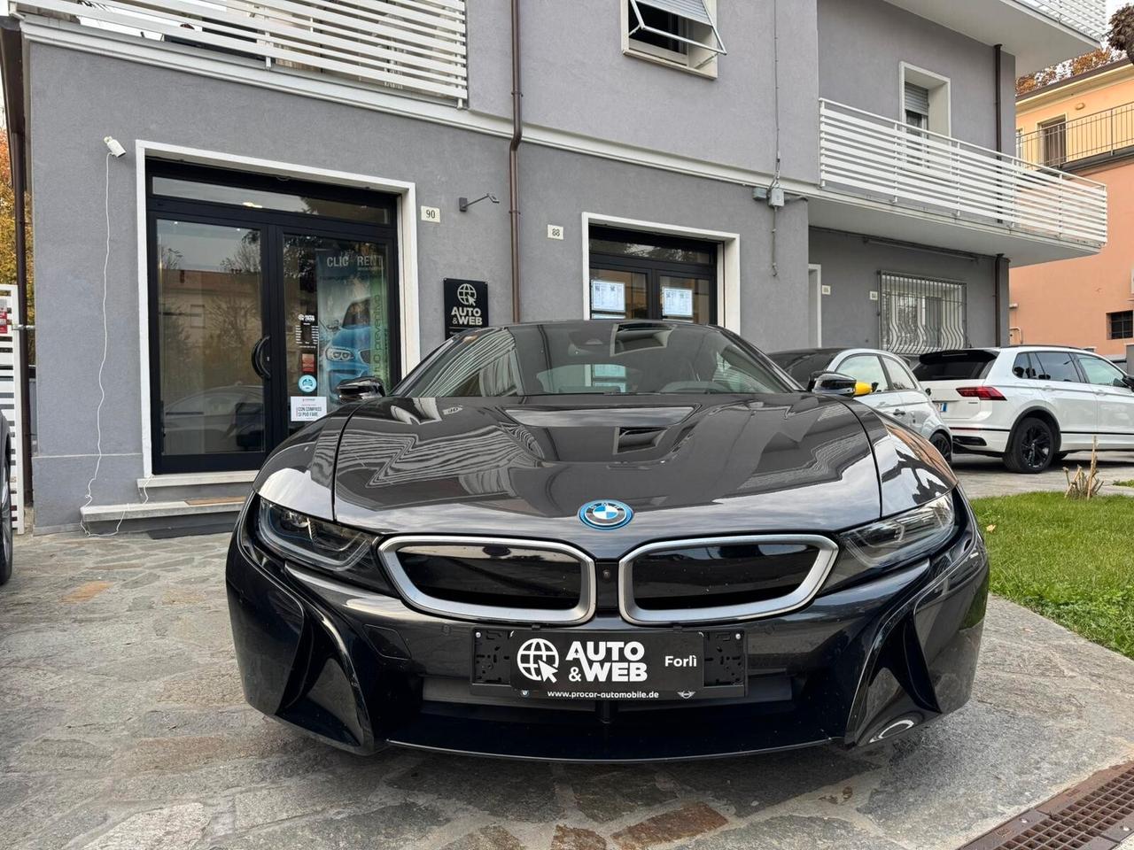 BMW i8 COUPE' TRE VOLUMI HYBRID 231cv