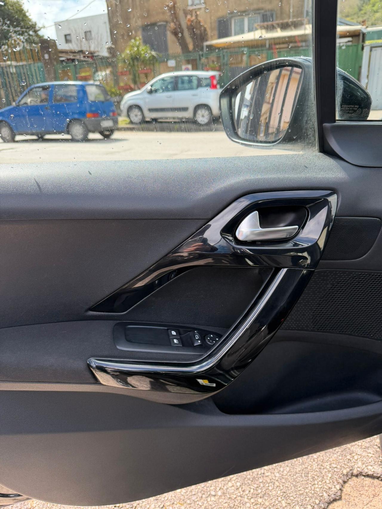 Peugeot 208 1.4 HDi 68 CV 5 porte Allure