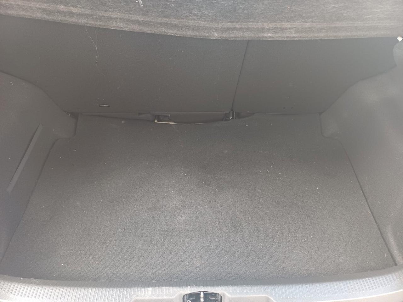 Peugeot 207 1.4 8V 5p POCHI KM - 2012