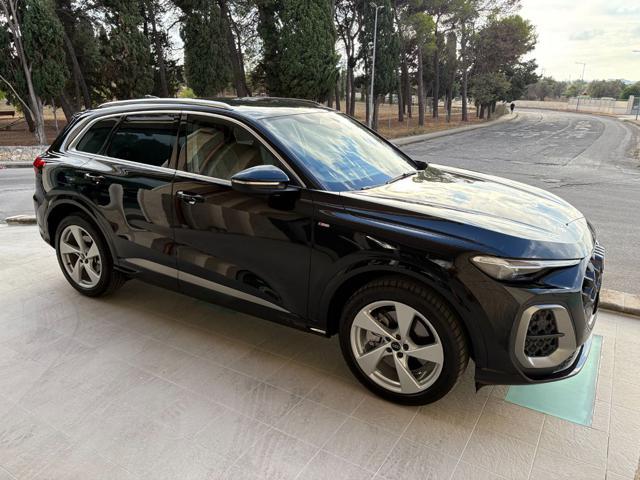 AUDI Q5 2.0 TDI mHEV+ S tronic quattro S line edition.