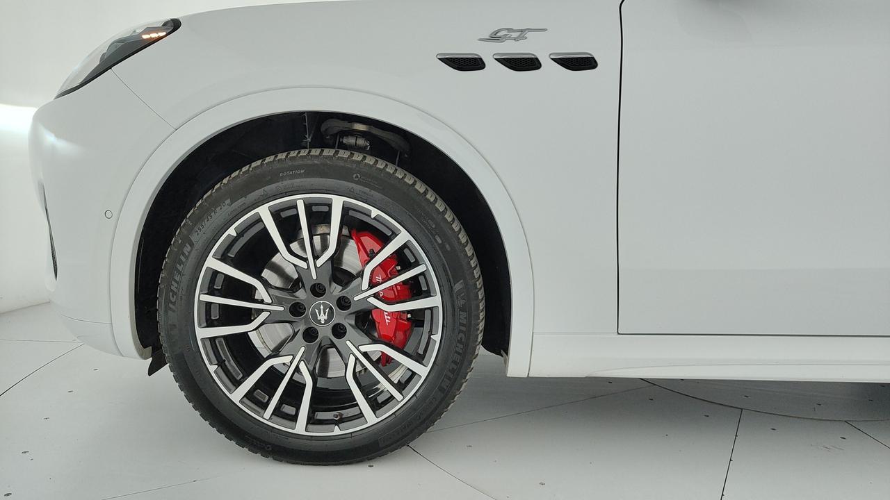 MASERATI Grecale GT Hybrid 300 My23 Nerissimo Package