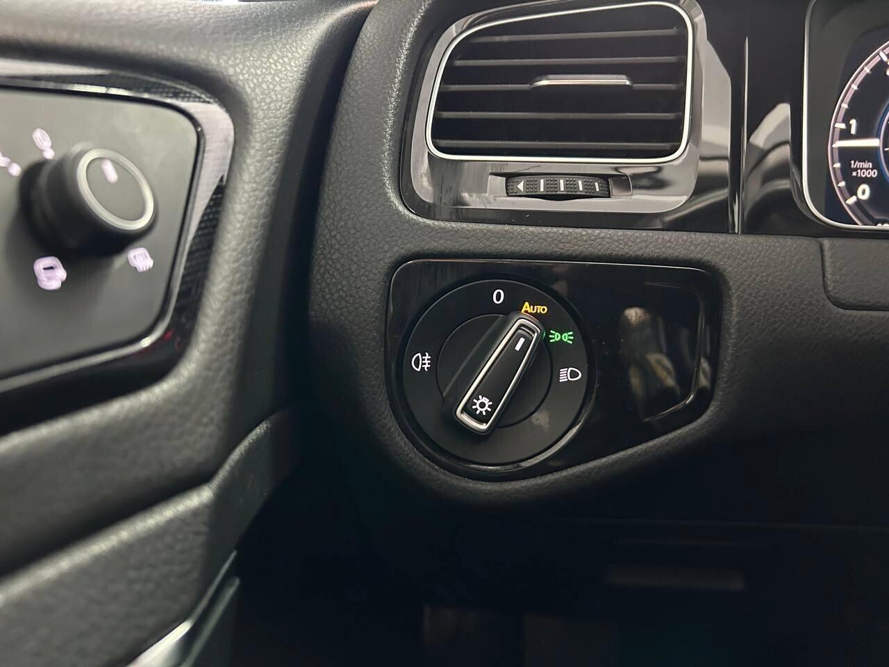 Volkswagen Golf 2.0 TDI DSG 5p. Sport R-LINE