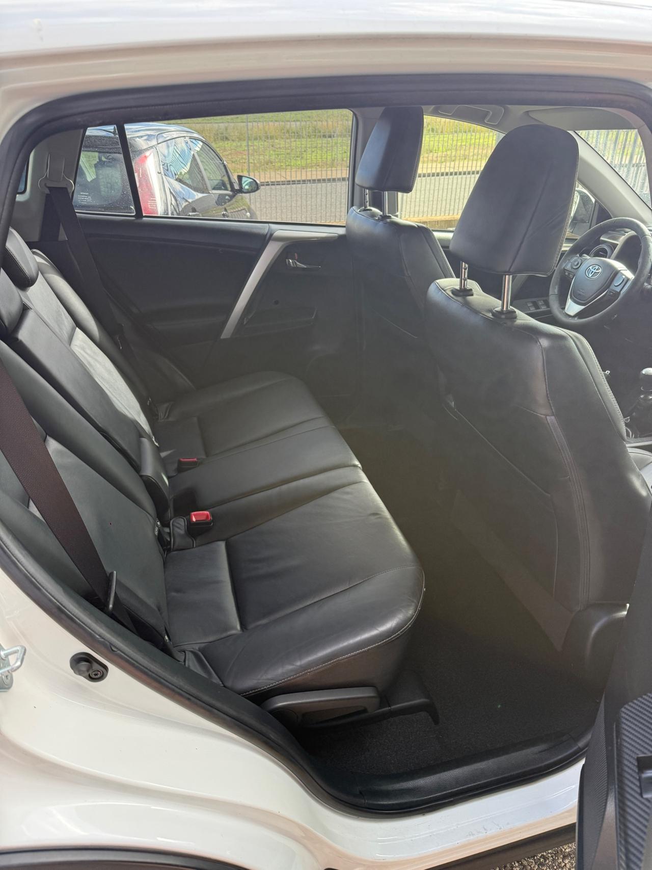 Toyota RAV 4 RAV4 2.0 D-4D 4WD Style White Ed. ADAS