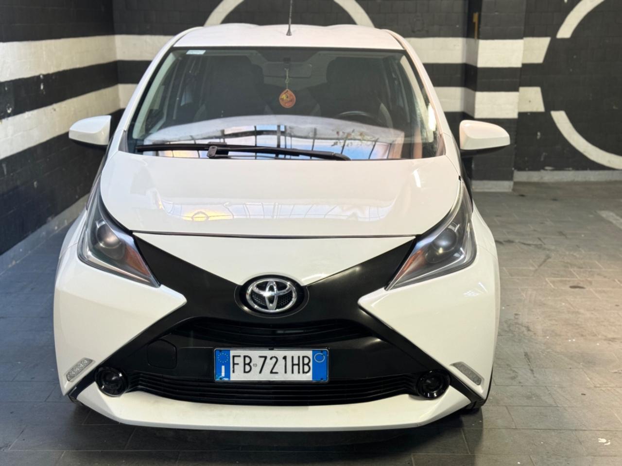 Toyota Aygo 1.0 VVT-i 69 CV 5 porte x-black Tss