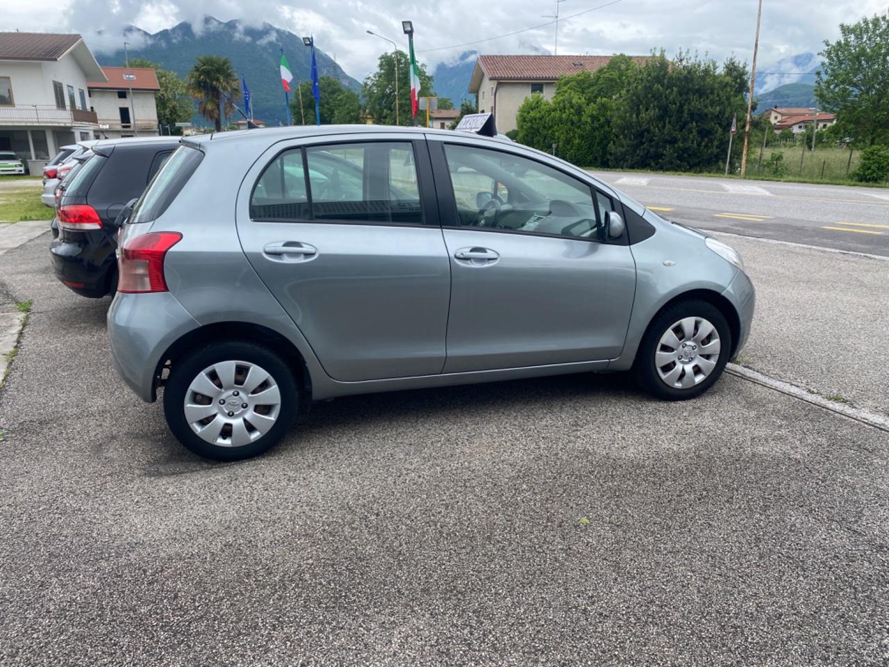 Toyota Yaris 1.0 5P per neo patentati