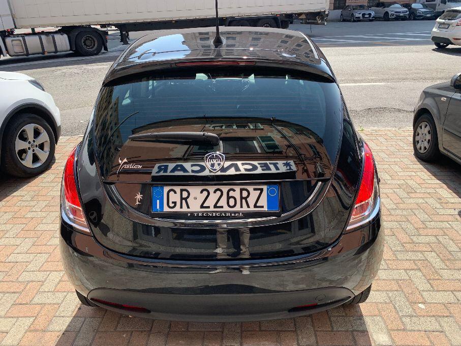 Lancia Ypsilon 1.0 FireFly 5 porte S&S Hybrid Silver