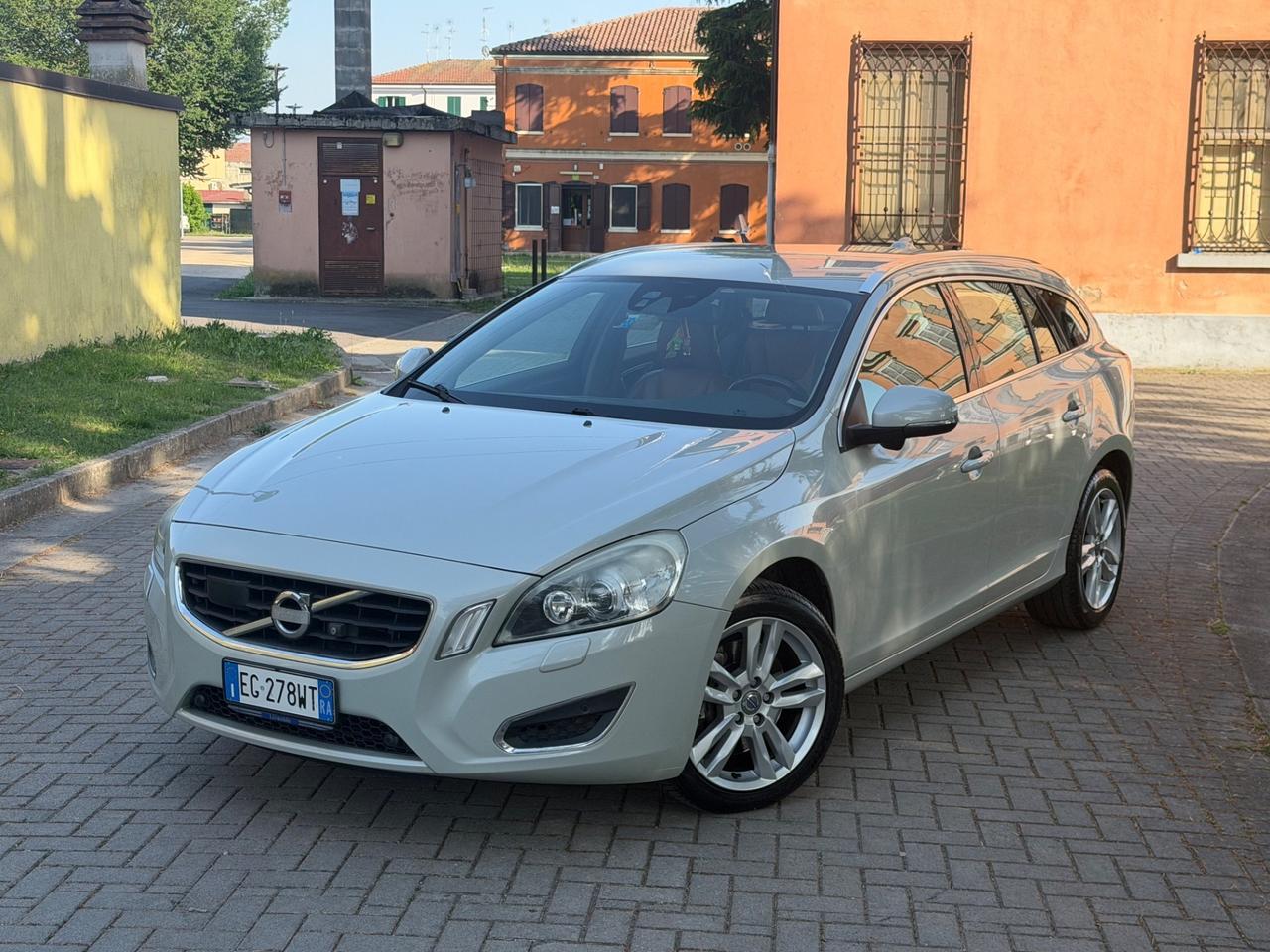 Volvo V60 2.4D D5 R-design