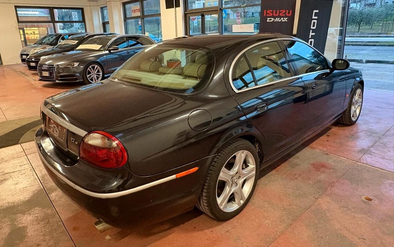 JAGUAR S-TYPE CAMBIO AUT. .Diesel 2700 CV 207 con Km 156.642 certificati
