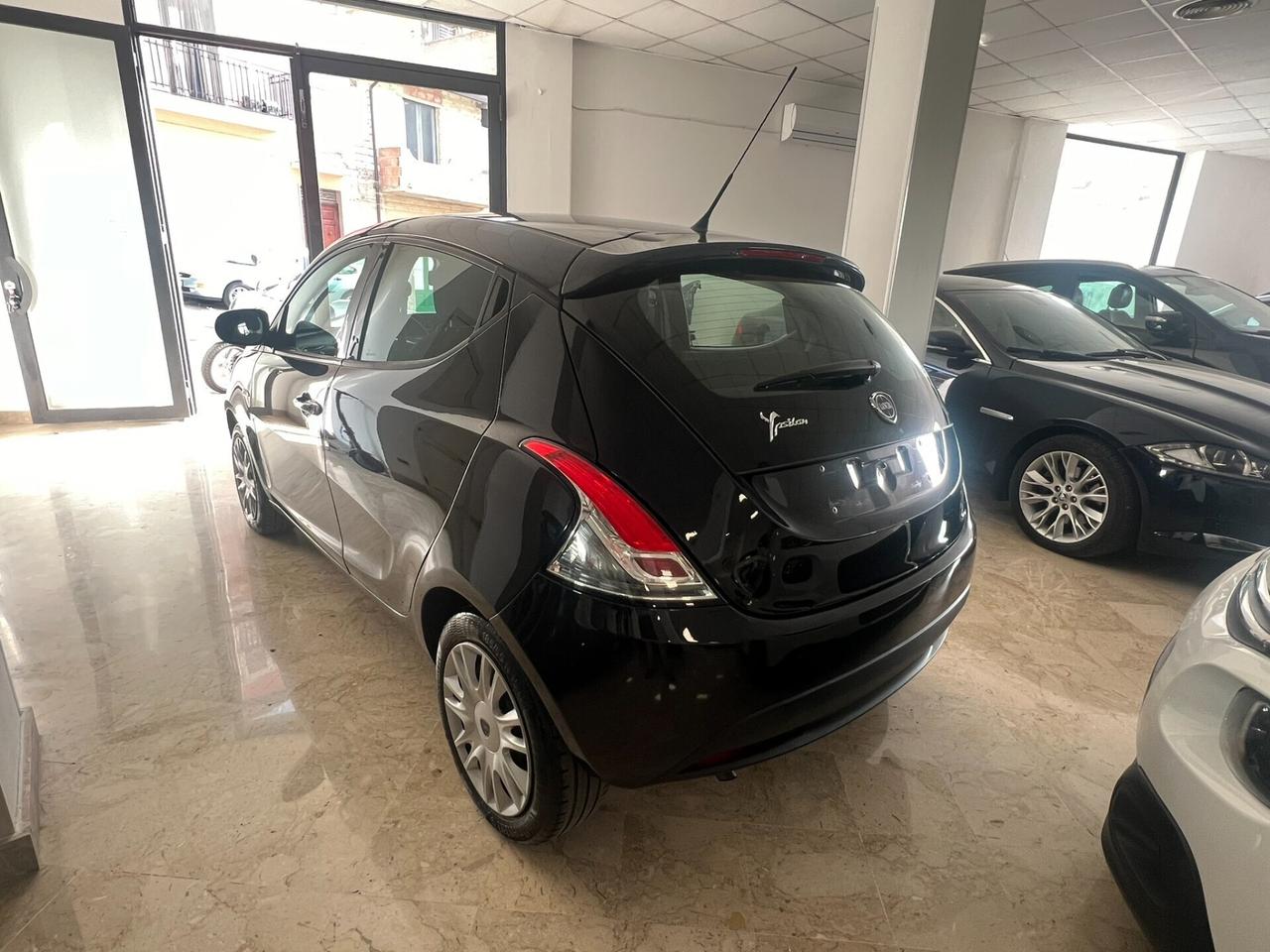 Lancia Ypsilon 1.2 69 CV 5 porte S&S Silver