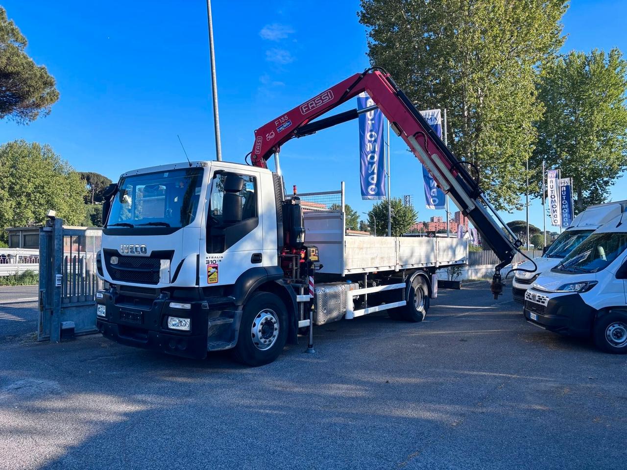 Iveco Stralis 190S310 con gru Palfinger moedello PK 13500