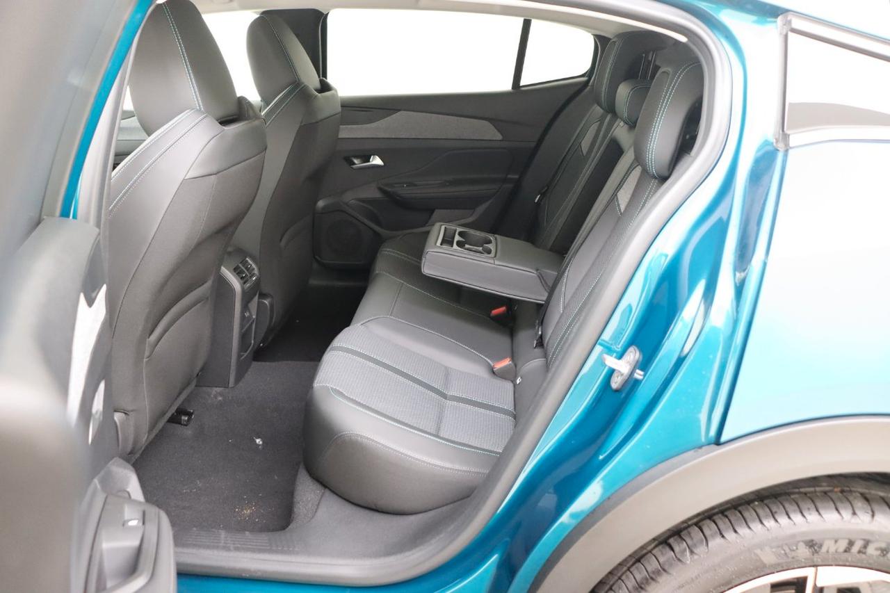 Peugeot 408 58,2 kWh Allure 214cv