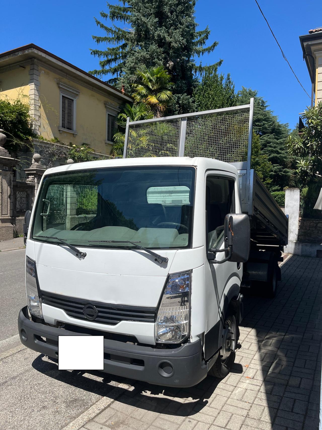 NISSAN CABSTAR 35.13 2.5 TD CASSONE RIBALTABILE TRILATERALE PORTATA 900 KG. RUOTE POSTERIORI GEMELLATE AUTOCARRO 3 POSTI
