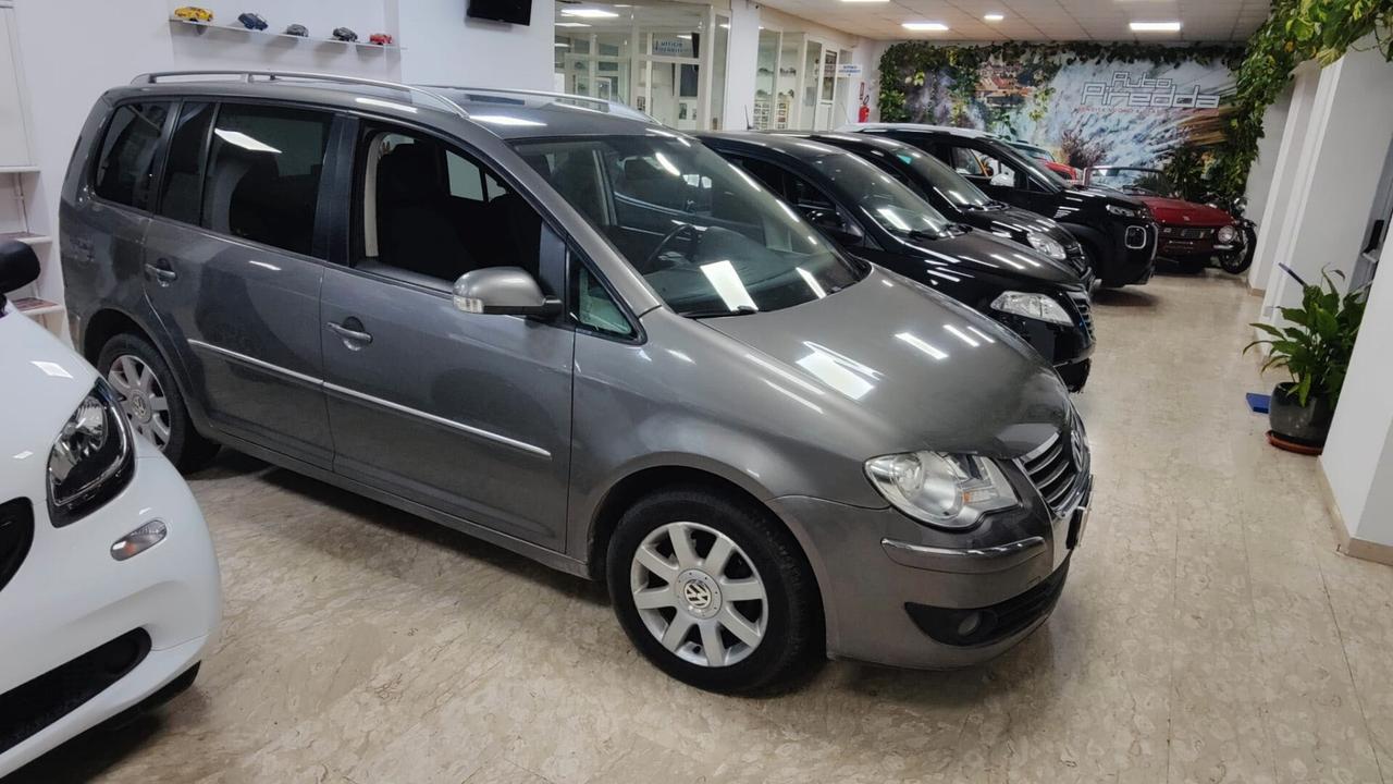 Volkswagen Touran 2.0 TDI DSG 7 POSTI