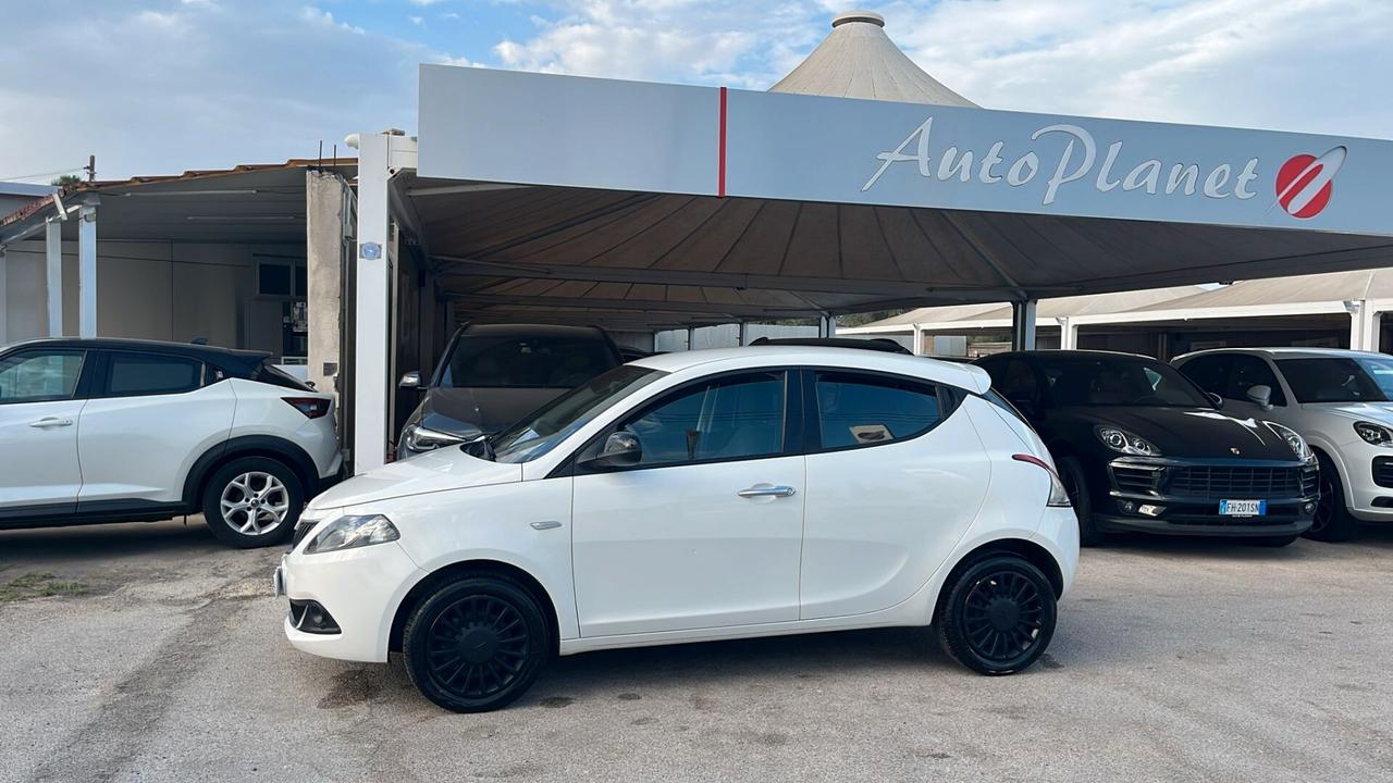 Lancia Ypsilon 1.0 FireFly 5 porte S&S Hybrid Ecochic Silver