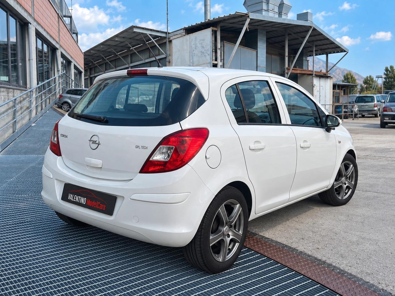 Opel Corsa D 1.2 80cv Enjoy Benzina e GPL Fabbrica