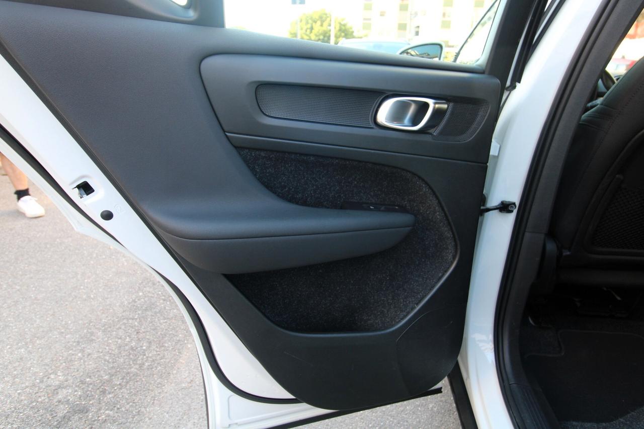 VOLVO XC40 MOMENTUM