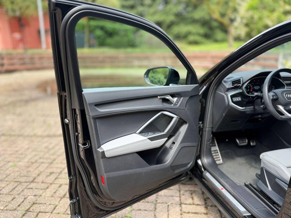 Audi Q3 Sportback 35 1.5 tfsi Identity Black s-tronic