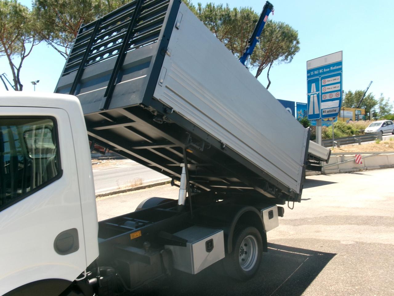 Nissan Cabstar NT 400 35-12 E5 RIBALTABILE TRILATERALE CON SOVRASPONDE GANCIO TRAINO