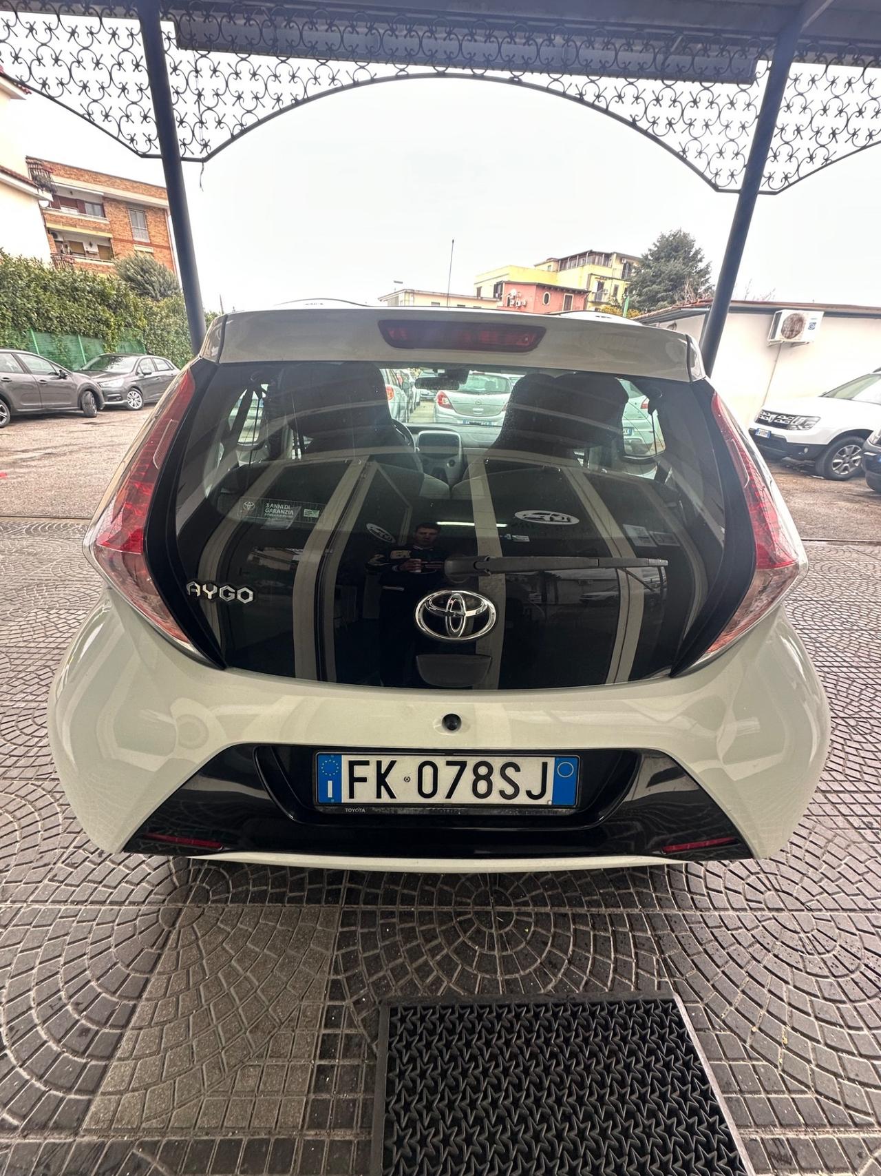 Toyota Aygo 1.0 VVT-i 69 CV 5 porte x-black TSS