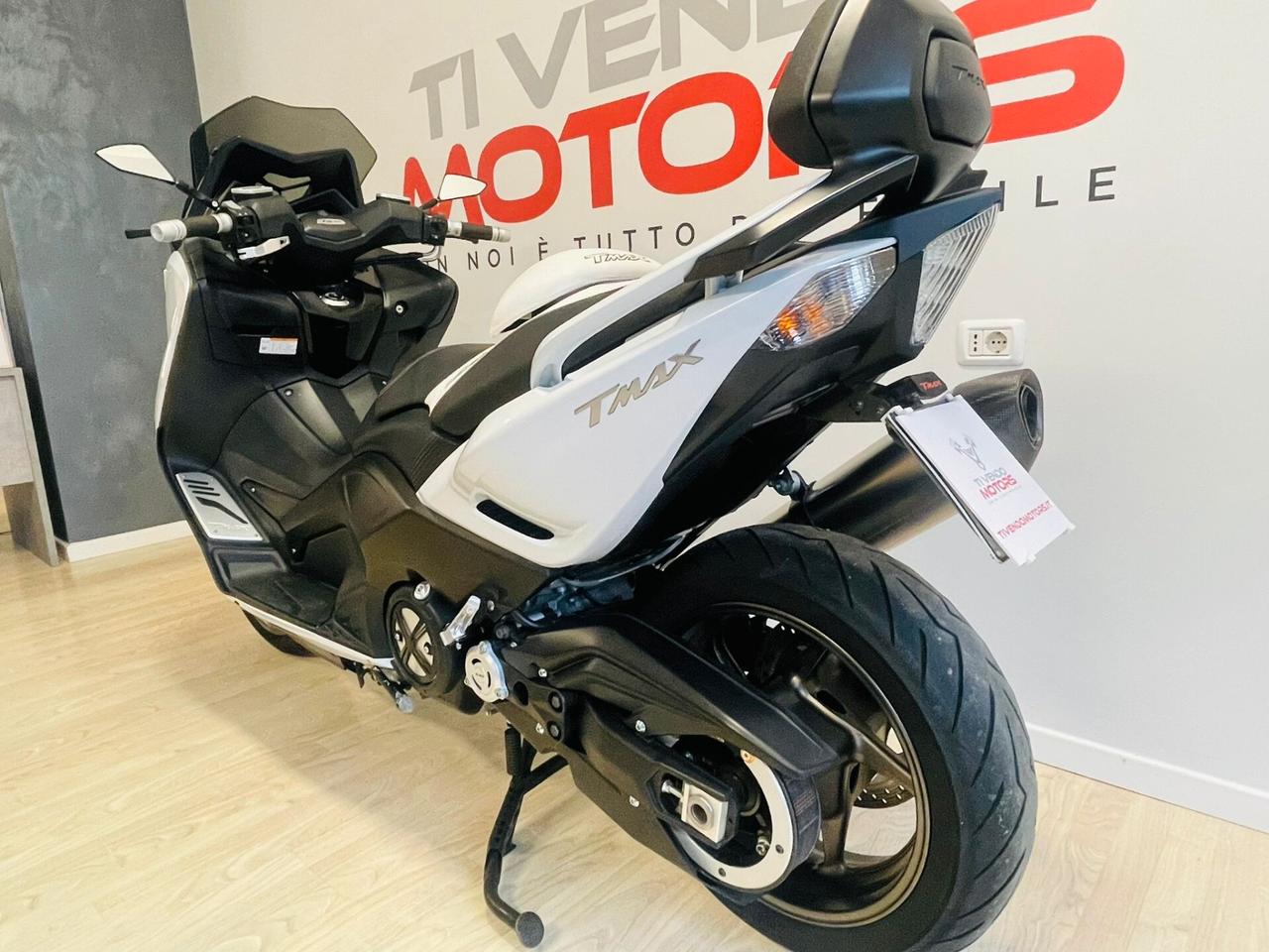 YAMAHA TMAX 530 Black and White