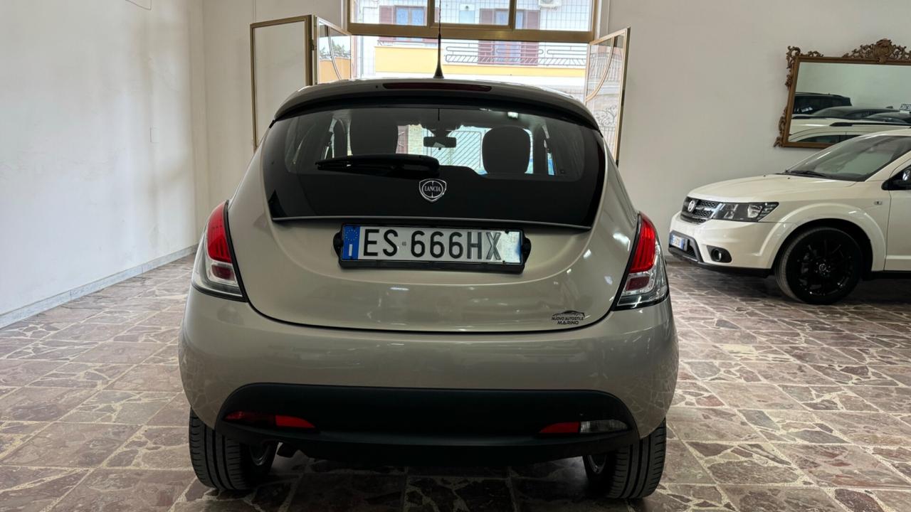 Lancia Ypsilon 0.9 TwinAir 85 CV 5 porte Metano Ecochic Silver