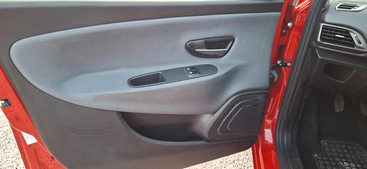 Lancia Ypsilon 1.2 69 CV 5 porte Silver
