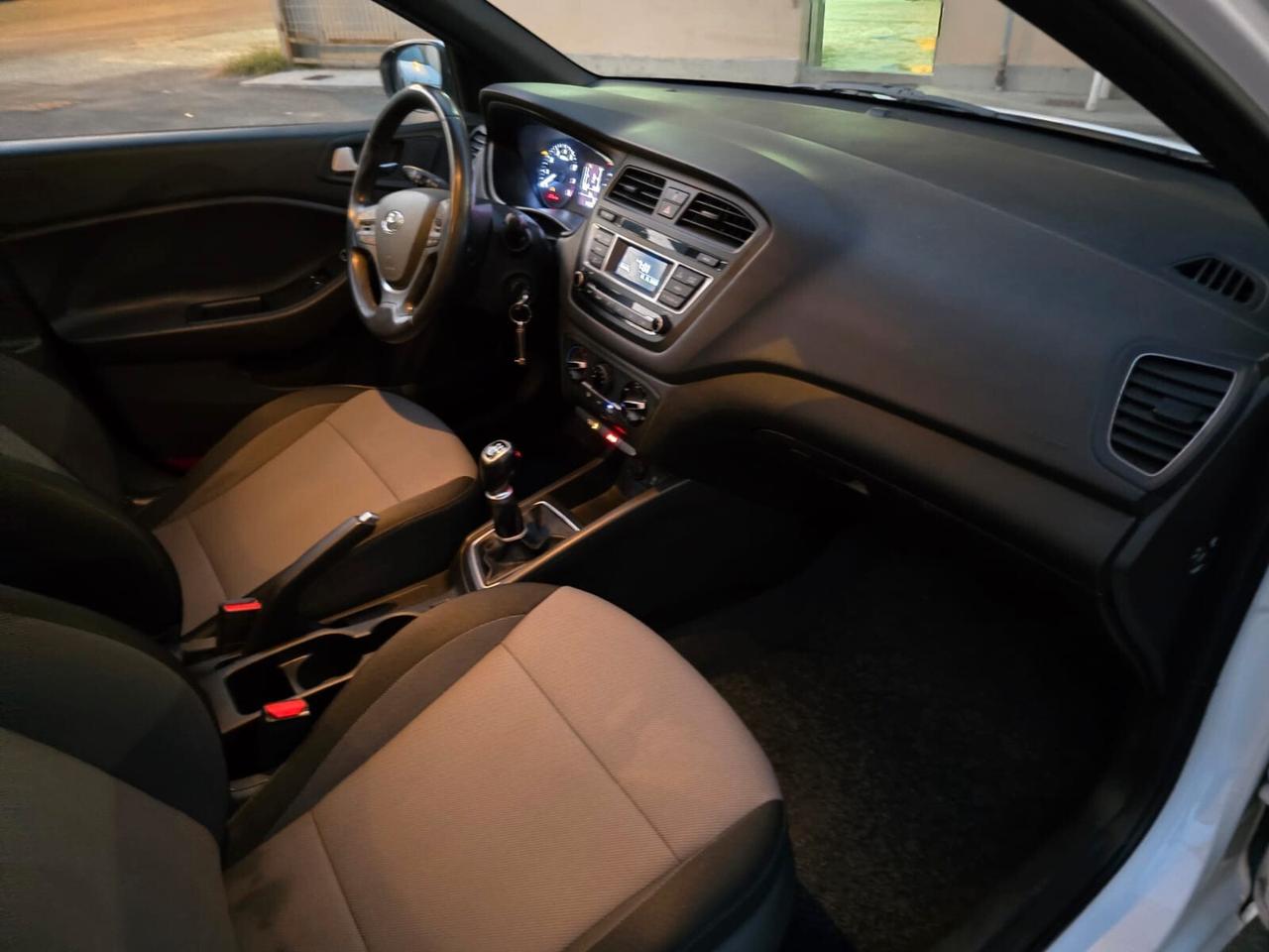 Hyundai i20 1.2 84 CV 5 porte Comfort unico proprietario garanzia 12 mesi accetto permute