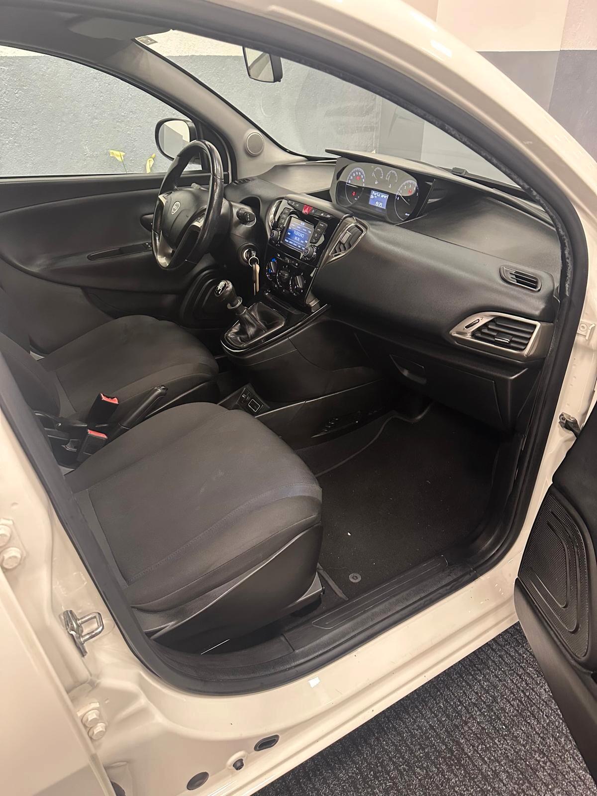 Lancia Ypsilon 1.2 69 CV 5 porte Platinum