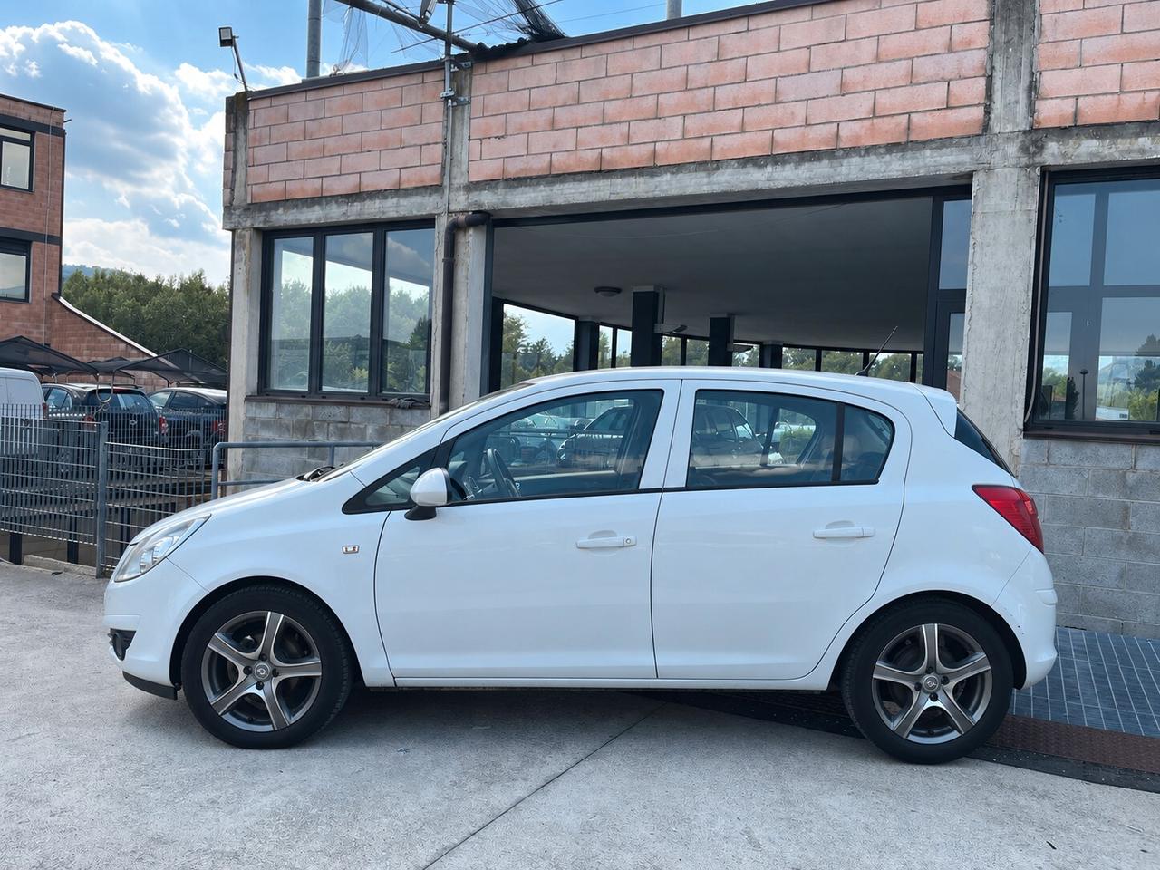 Opel Corsa D 1.2 80cv Enjoy Benzina e GPL Fabbrica