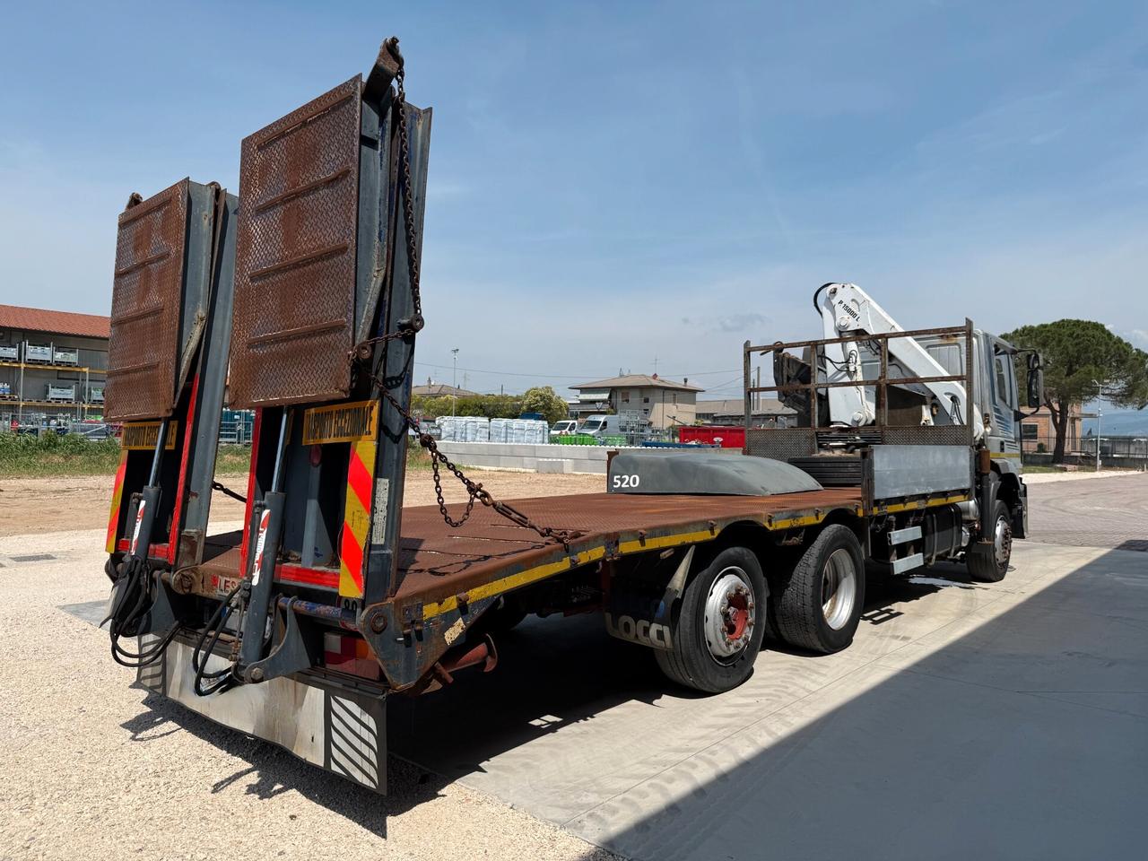 Iveco Eurotech 240E42 cassone fisso con rampe idrauliche e gru