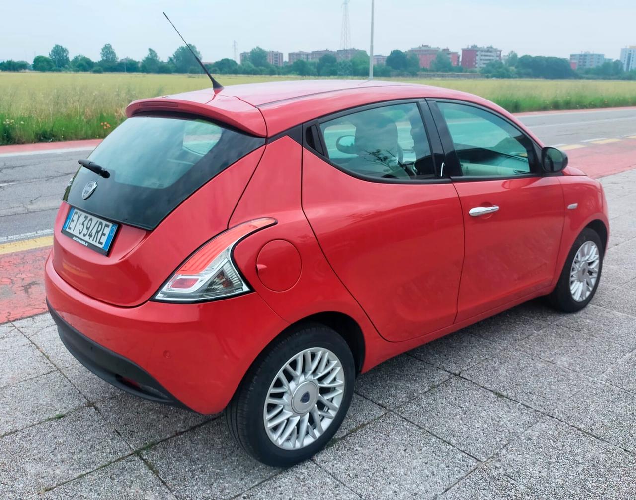 Lancia Ypsilon 0.9 TwinAir 85 CV 5 porte S&S DFN Gold AUTOMATICA