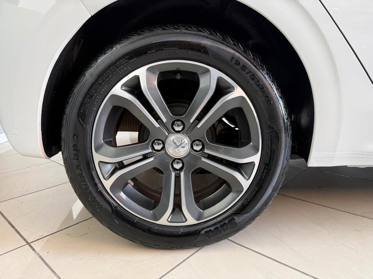 PEUGEOT 208 1.2 BENZINA CON 138.000 KM 2015
