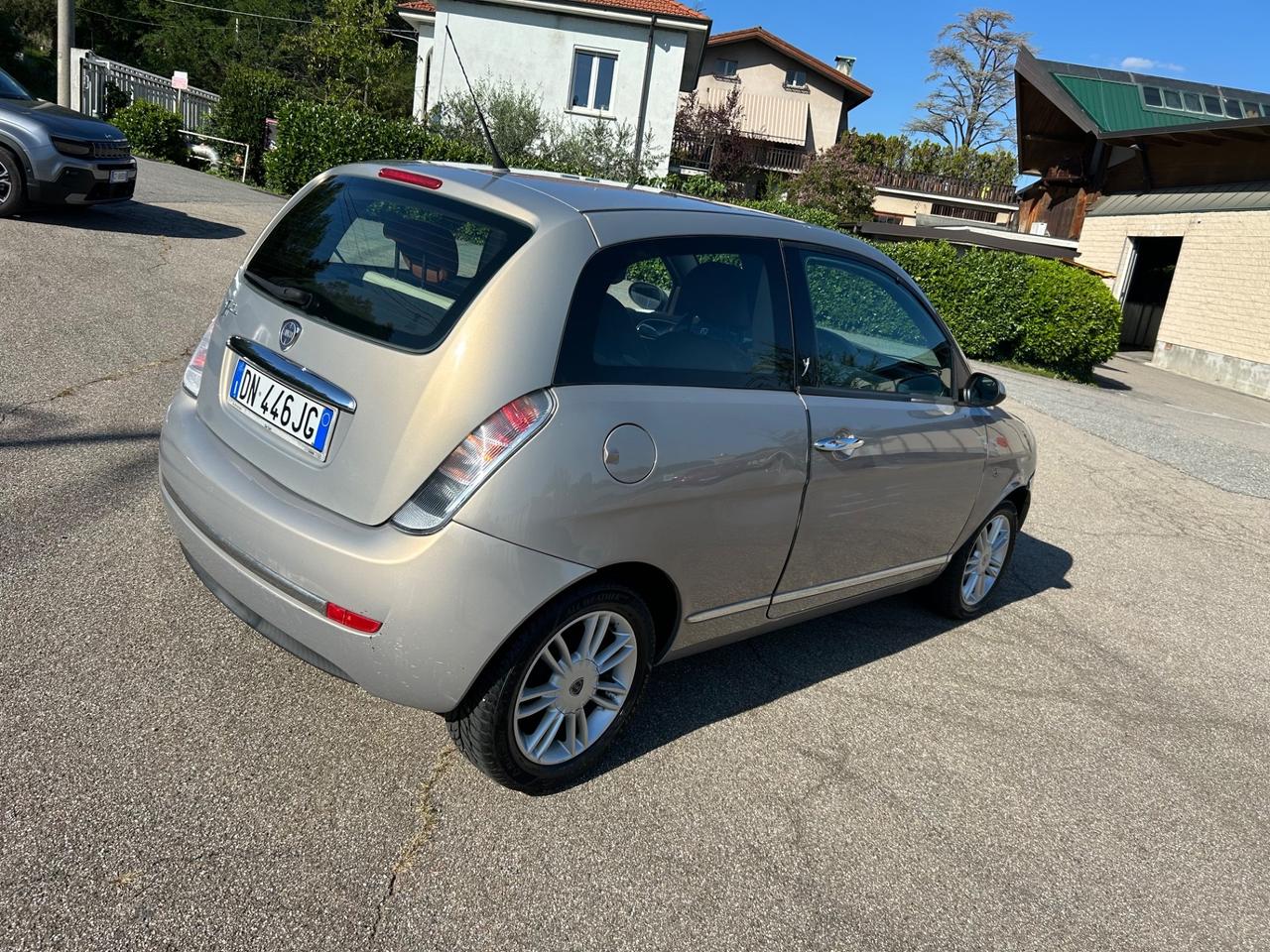 Lancia Ypsilon 1.4 16V Sport MomoDesign