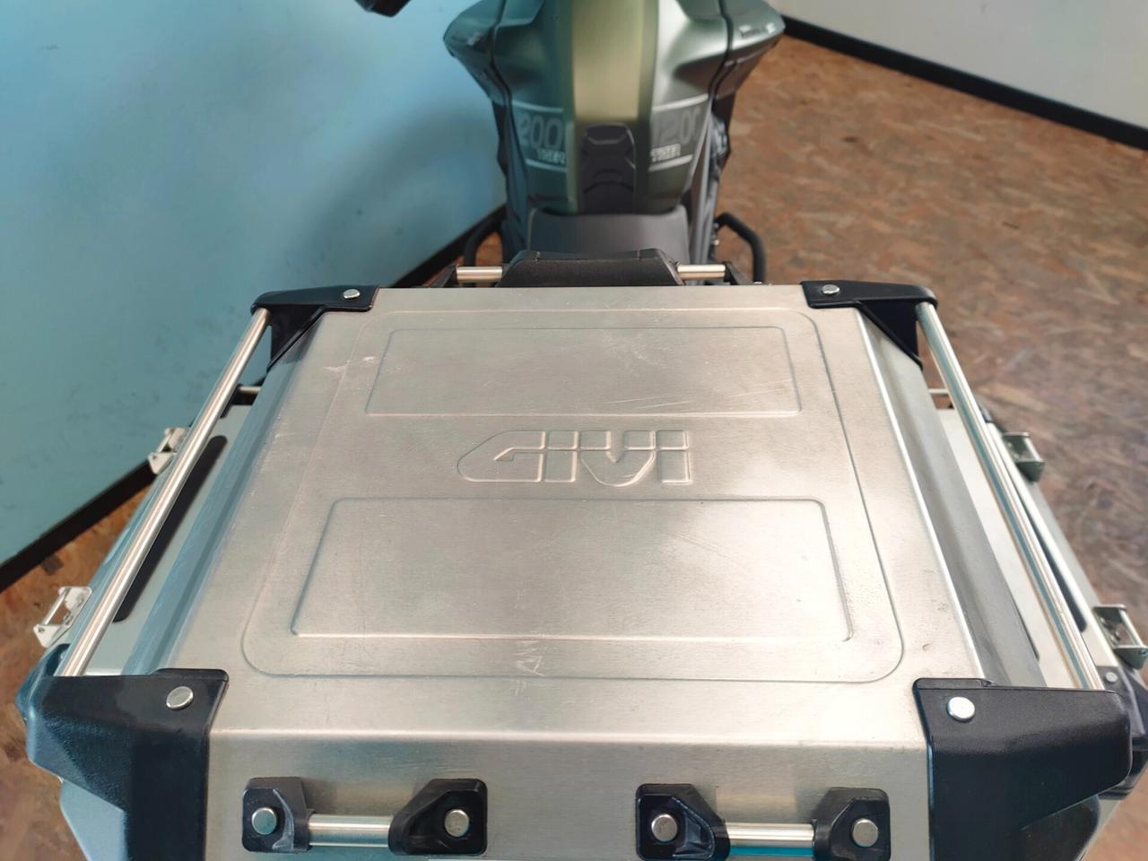 Triumph Tiger Explorer XC con tris bauletti GIVI