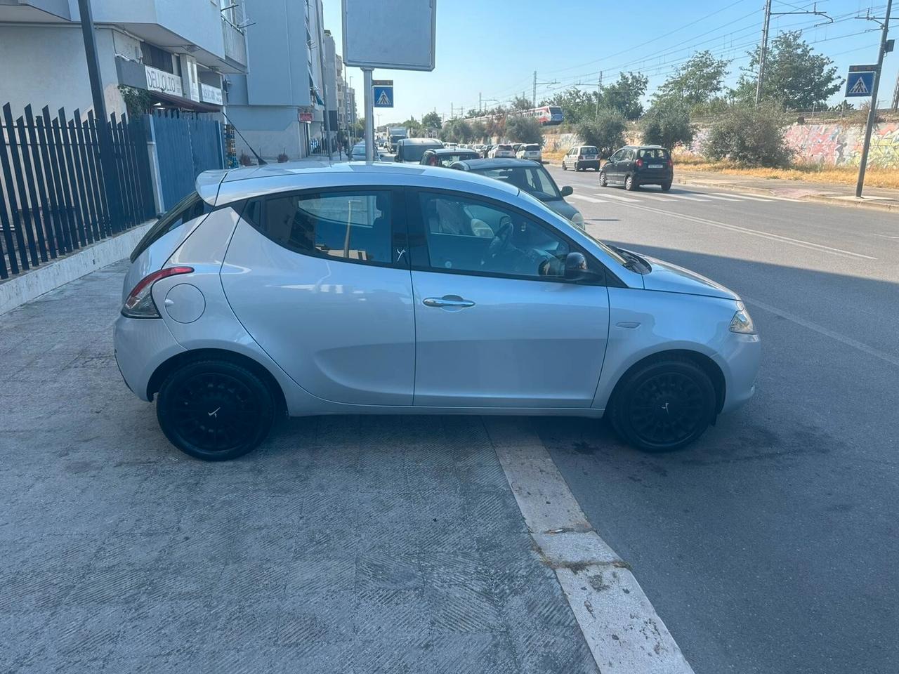 Lancia Ypsilon 1.2 69 CV Silver GPL