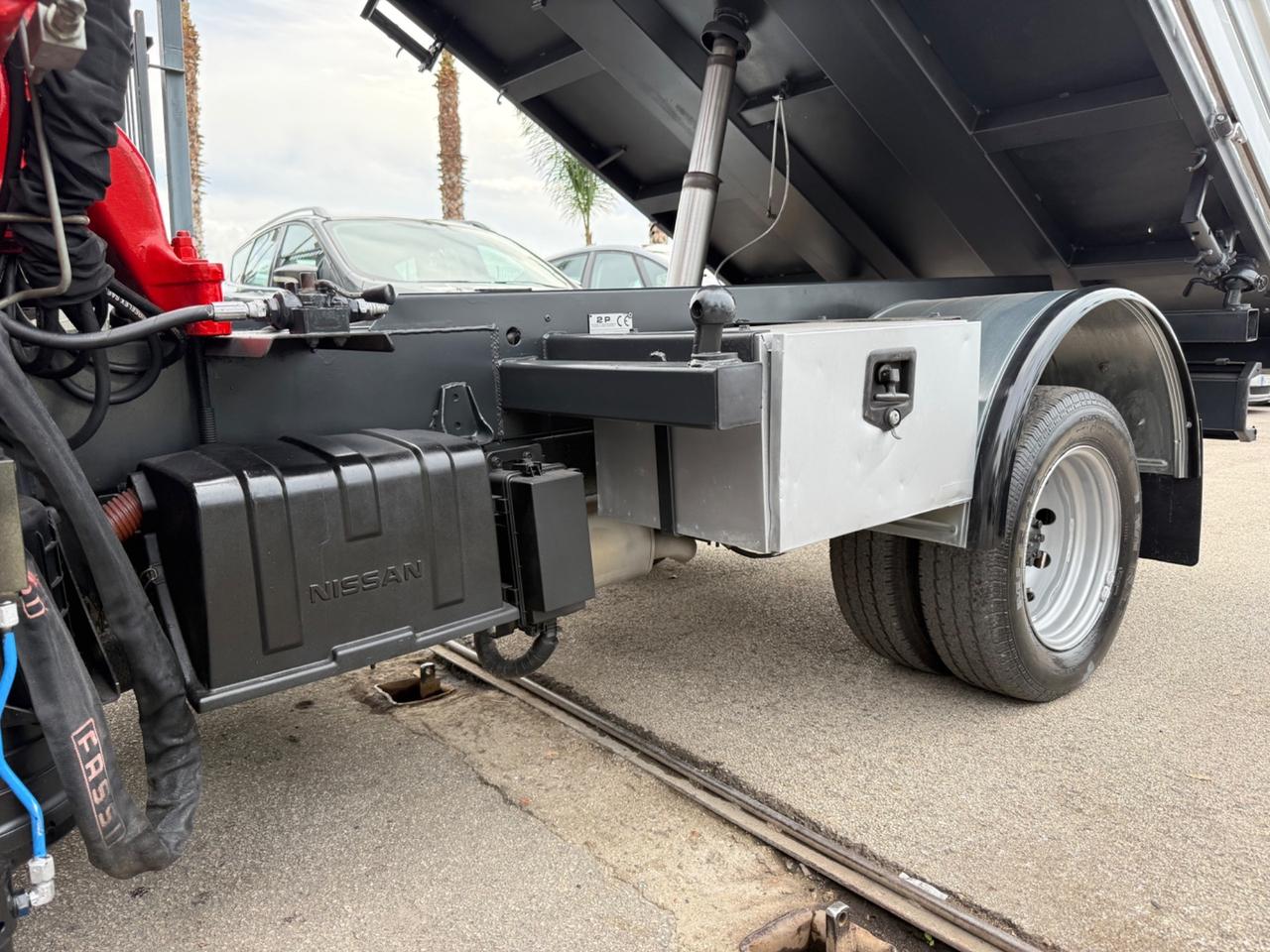 Nissan Cabstar Ribaltabile con Gru 35.15